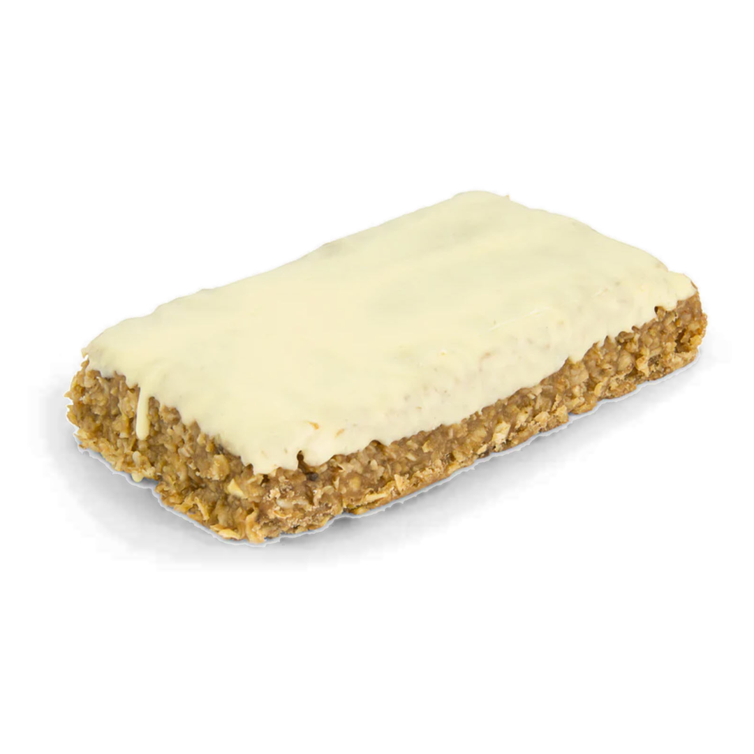 Unverpackter CaloCake Haferriegel mit heller Glasur und sichtbaren Haferflocken